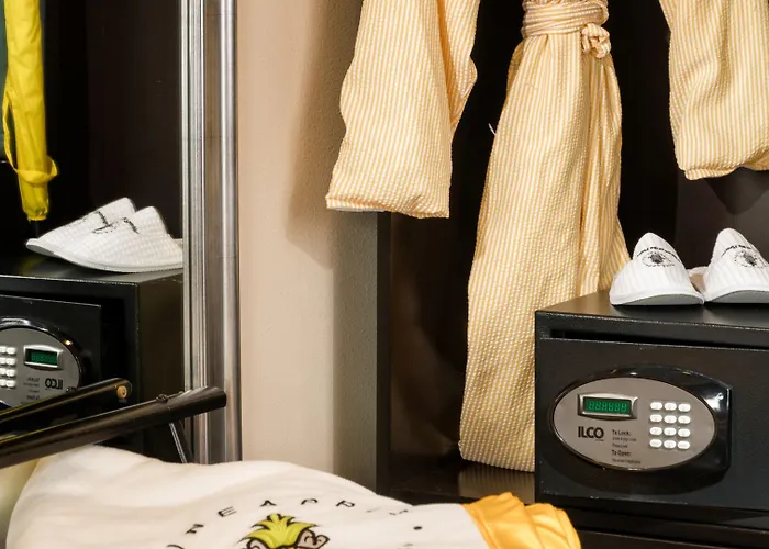 3 star hotels Staypineapple, The Maxwell , Seattle Center Seattle