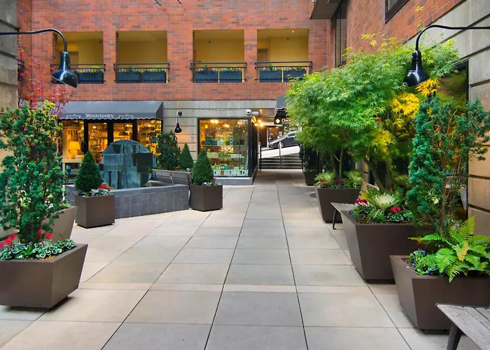 Hotel with pool: Inn At The Market